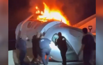 Συντριβή ιδιωτικού τζετ σε αυτοκινητόδρομο στο Τέξας – Συγκλονιστικές εικόνες από το σημείο του δυστυχήματος