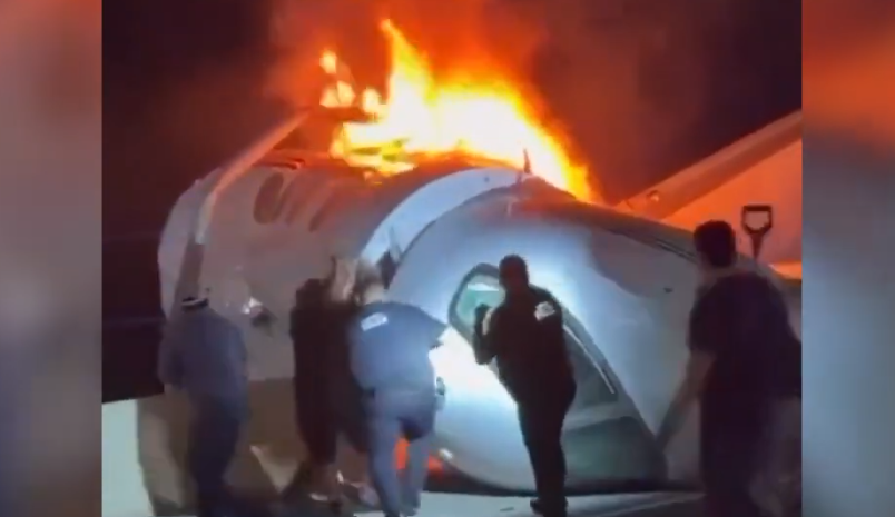 Συντριβή ιδιωτικού τζετ σε αυτοκινητόδρομο στο Τέξας – Συγκλονιστικές εικόνες από το σημείο του δυστυχήματος