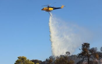 Φωτιά στη Φωκίδα – Επιχειρεί ένα ελικόπετρο
