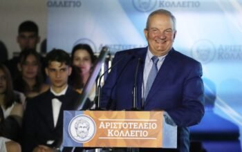 Ο Κηλαηδόνης, η εξουσία και η Ελλάδα – Η ομιλία Καραμανλή σε αποφοίτους