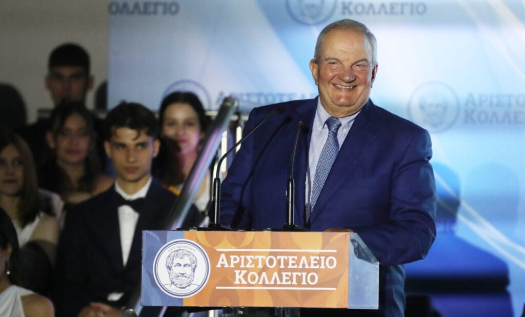 Ο Κηλαηδόνης, η εξουσία και η Ελλάδα – Η ομιλία Καραμανλή σε αποφοίτους