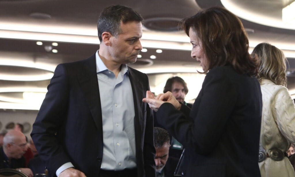 Στα χαρακώματα Διαμαντοπούλου και Δούκας: «Γελοία προσέγγιση» – «Δίνει εύσημα στη ΝΔ»