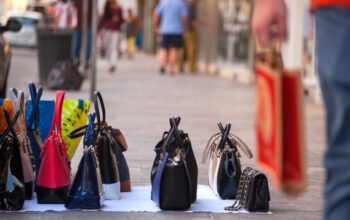 Κατάσχεση 20.035 προϊόντων «μαϊμού» σε Θεσσαλονίκη και Ρόδο – Πρόστιμα 173.500 ευρώ από την Αρχή Ελέγχου της Αγοράς