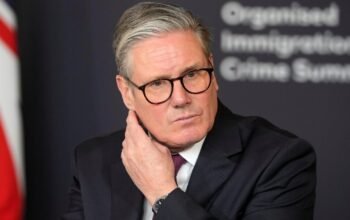Ασφυκτικές πιέσεις στον Στάρμερ – Υπουργοί απαιτούν σαφές χρονοδιάγραμμα αποχώρησης