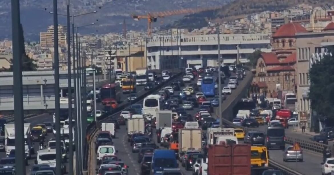 Κίνηση στους δρόμους: «Έμφραγμα» στον Κηφισό, πάνω από 45 λεπτά καθυστερήσεις στην Αττική Οδό