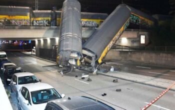 Γερμανία: Βαγόνια συρμού έπεσαν από γέφυρα μετά από εκτροχιασμό – Ένας σοβαρά τραυματίας