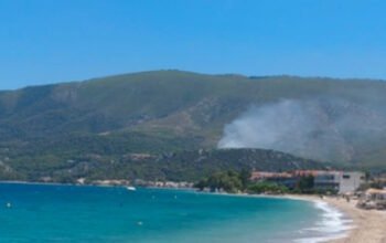 Δύο φωτιές στην Κορινθία: Ξέσπασαν σχεδόν ταυτόχρονα σε Αγγελόκαστρο και Άνω Αλμυρή, σηκώθηκαν εναέρια μέσα