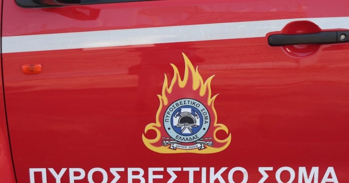 Φωτιά σε σκάφος στο ναυπηγείο της Σαλαμίνας – 25 πυροσβέστες επιχειρούν στο σημείο