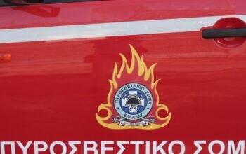 Φωτιά σε σκάφος στο ναυπηγείο της Σαλαμίνας – 25 πυροσβέστες επιχειρούν στο σημείο
