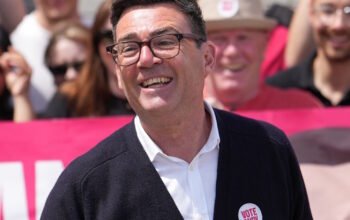 Άντι Μπέρναμ: Διεκδικεί την πρωθυπουργία της Βρετανίας μετά την παραίτηση του Κιρ Στάρμερ