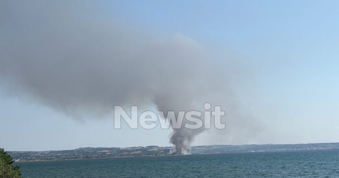 Φωτιά στην Θεσσαλονίκη, στον οικισμό Τσαίρια στην Περαία: Ήχησε το 112
