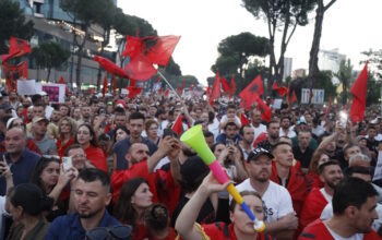 Αλβανία: Συνεχίζεται η «Επανάσταση των φλαμίνγκο» – Γκρέμισαν φράχτες σε εργοτάξιο για το ξενοδοχείο του Κούσνερ (βίντεο)