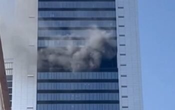 Ισπανία: Φωτιά σε εμβληματικό ουρανοξύστη της Μαδρίτης – Εκκενώνεται το κτίριο (Βίντεο)