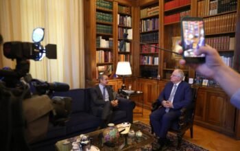 Στον Τασούλα ο Μητσοτάκης: Η χώρα πλήρωσε ακριβά τις ακοστολογητες, εύκολες υποσχέσεις