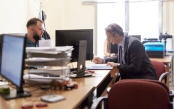 Στο ΑΤ Συντάγματος για έκδοση νέας ταυτότητας ο Μητσοτάκης