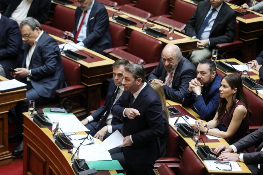 Ρελάνς ΠΑΣΟΚ με τροπολογίες για 120 δόσεις και ειδικό ακατάσχετο επαγγελματικό λογαριασμό