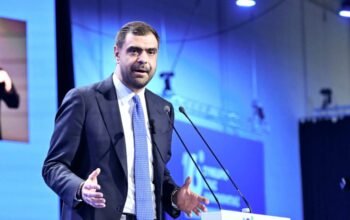 Μαρινάκης κατά Τσίπρα: «Να εξηγήσει πώς θα χρηματοδοτήσει τις προτάσεις του»