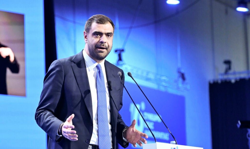 Μαρινάκης κατά Τσίπρα: «Να εξηγήσει πώς θα χρηματοδοτήσει τις προτάσεις του»