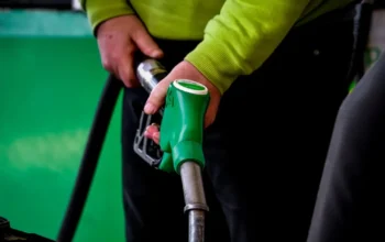 Τελειώνει η μπίζνα με τα βενζινάδικα ^ Διαψεύστηκαν οι Κασσάνδρες για τις αφίξεις ^ πάσχουμε από υπερτουρισμό; ^ η έκτη επένδυση του Diorama II ^ ό