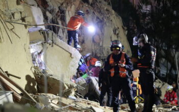 Το «θαύμα» της Λα Γκουάιρα: Γέννησε μέσα στα ερείπια μετά τους φονικούς σεισμούς – Βίντεο