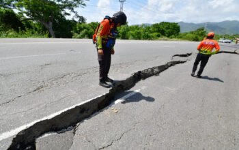 Η απόλυτη καταστροφή στη Βενεζουέλα: Δορυφορικές εικόνες δείχνουν ισοπεδωμένες πόλεις – 50.000 αγνοούνται