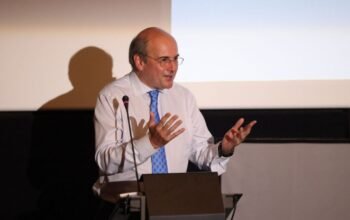 Χατζηδάκης: Οσο πιο μεγάλο γίνεται το «πακέτο της ΔΕΘ» – Με συνταγή τού χθες ο Τσίπρας