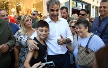 Στη Νέα Σμύρνη ο Μητσοτάκης: Κουβέντα και selfies με τους πολίτες – έπαιξε και τάβλι