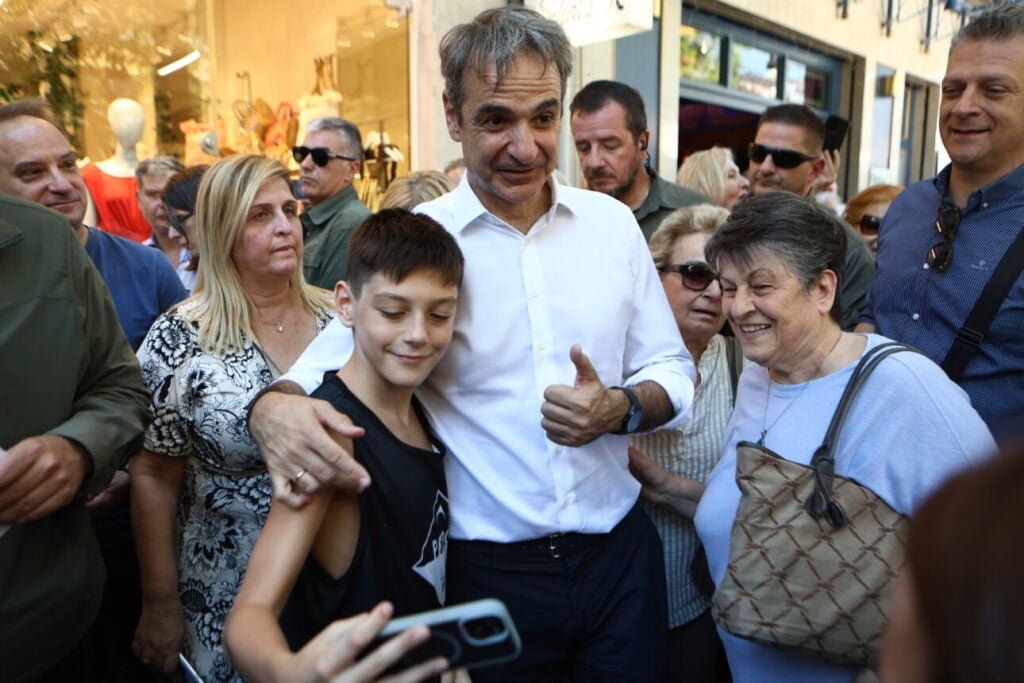Στη Νέα Σμύρνη ο Μητσοτάκης: Κουβέντα και selfies με τους πολίτες – έπαιξε και τάβλι