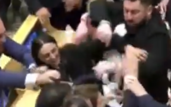 Χάος στο κοινοβούλιο της Γεωργίας: Βουλευτές πιάστηκαν στα χέρια (Βίντεο)
