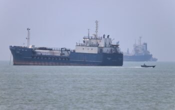 Κλιμάκωση στα Στενά του Ορμούζ: Αμερικανικά πλήγματα στο Ιράν και απειλές για νέα αντίποινα