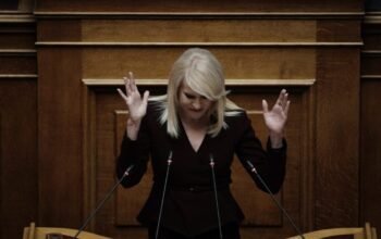 Η Θεοδώρα Τζάκρη παραιτήθηκε από το κόμμα Κασσελάκη