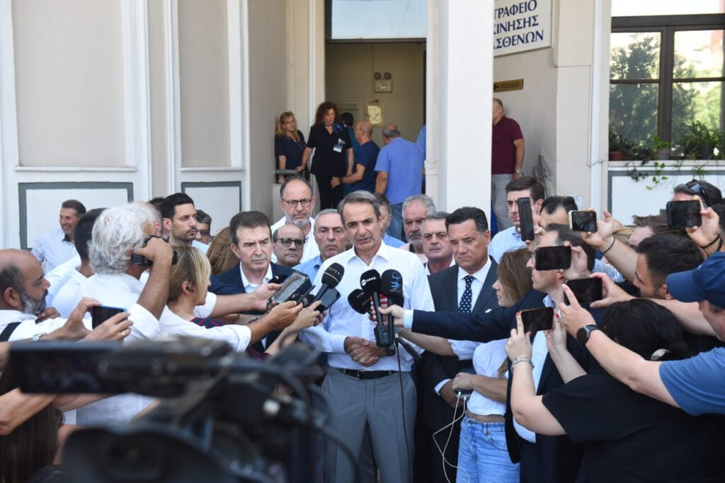 «Θα σας βρούμε!» – Στη Θεσσαλονίκη ο Μητσοτάκης μετά τις επίθεσεις στα σπίτια στελεχών της ΝΔ