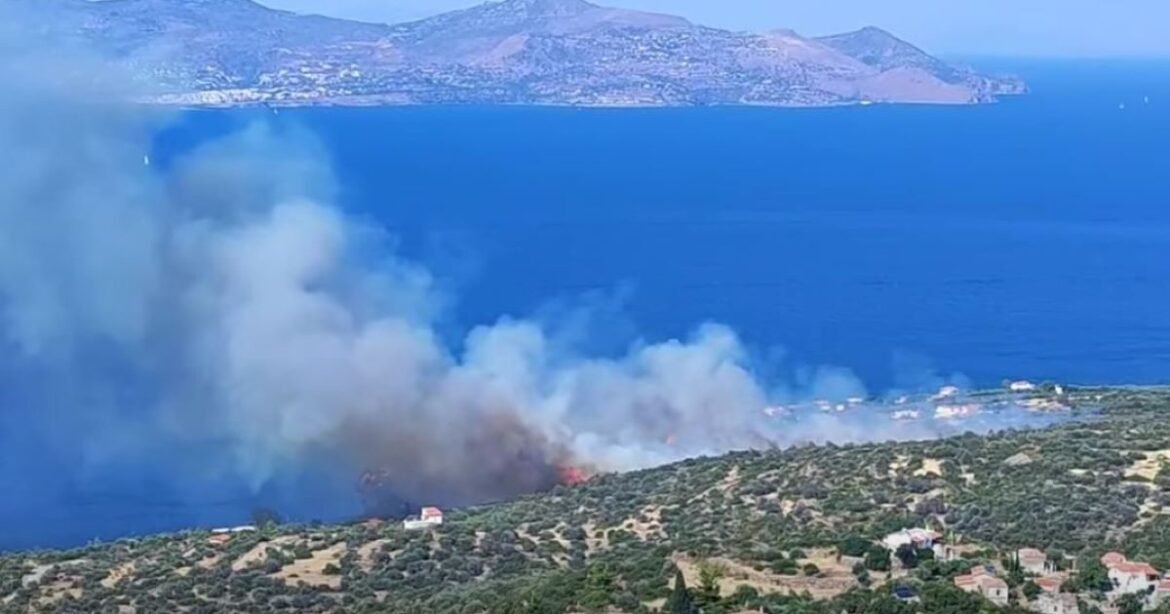Φωτιά στα Μέθανα – Ρίψεις νερού από εναέρια μέσα, μήνυμα από το 112 «παραμείνετε σε ετοιμότητα»
