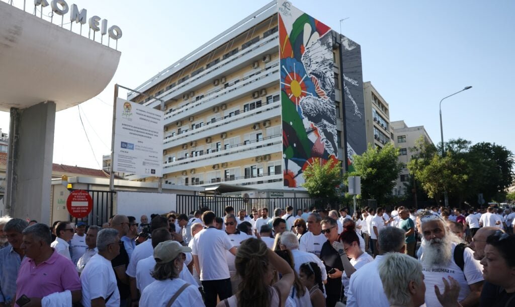 Συγκέντρωση της ΝΔ έξω από το Ιπποκράτειο Θεσσαλονίκης: «Δεν σας φοβόμαστε»