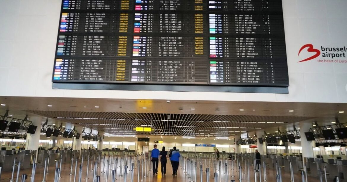 Ουρές έως και 5 ώρες στα αεροδρόμια της ΕΕ: Η φον ντερ Λάιεν παραδέχεται «τεχνικά προβλήματα»
