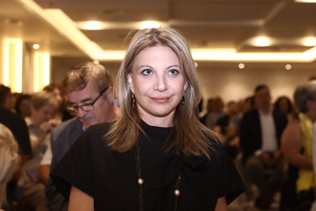 Η Καρυστιανού  «βλέπει» ανεμογεννήτριες στο Ωραιόκαστρο και αξιώνει απαντήσεις από την κυβέρνηση