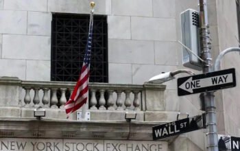 Wall Street: Ανθεκτική άνοδος, με τον Dow για πρώτη φορά πάνω από τις 53.000 μονάδες και ώθηση στον Nasdaq