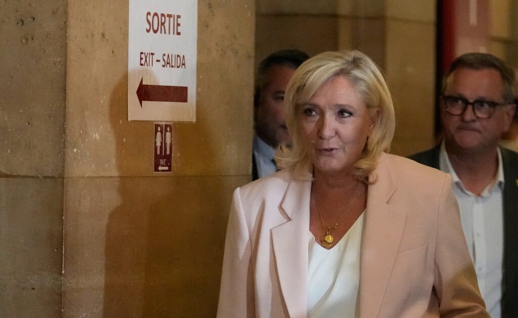 Η «Γαλλία της Λεπέν» ξαναγίνεται εφιάλτης για τις Βρυξέλλες – Γιατί προτιμούσαν τον Μπαρντελά