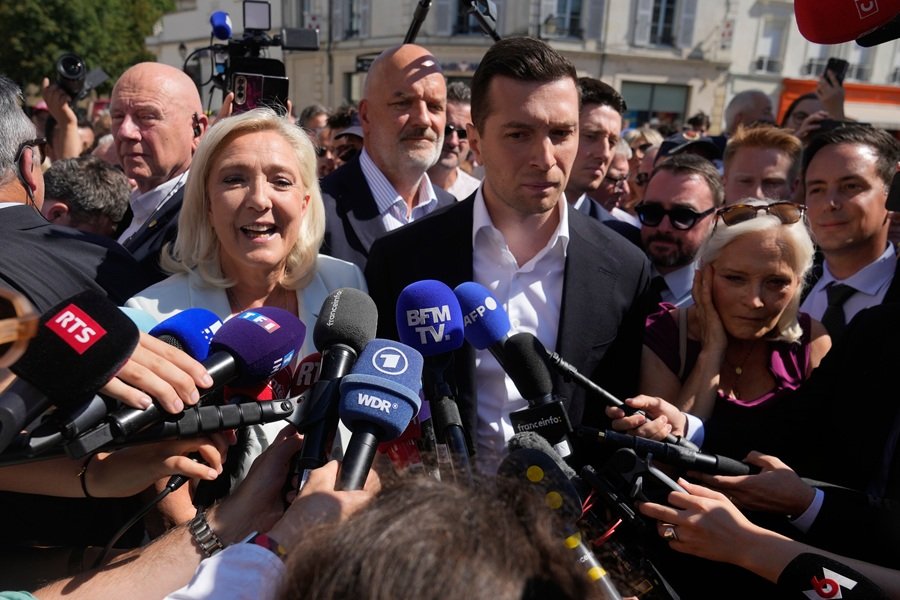 Κίνηση ιδιοφυΐας ή σημάδι απελπισίας: Το μεγάλο ρίσκο της Μαρίν Λεπέν με τον Ζορντάν Μπαρντελά