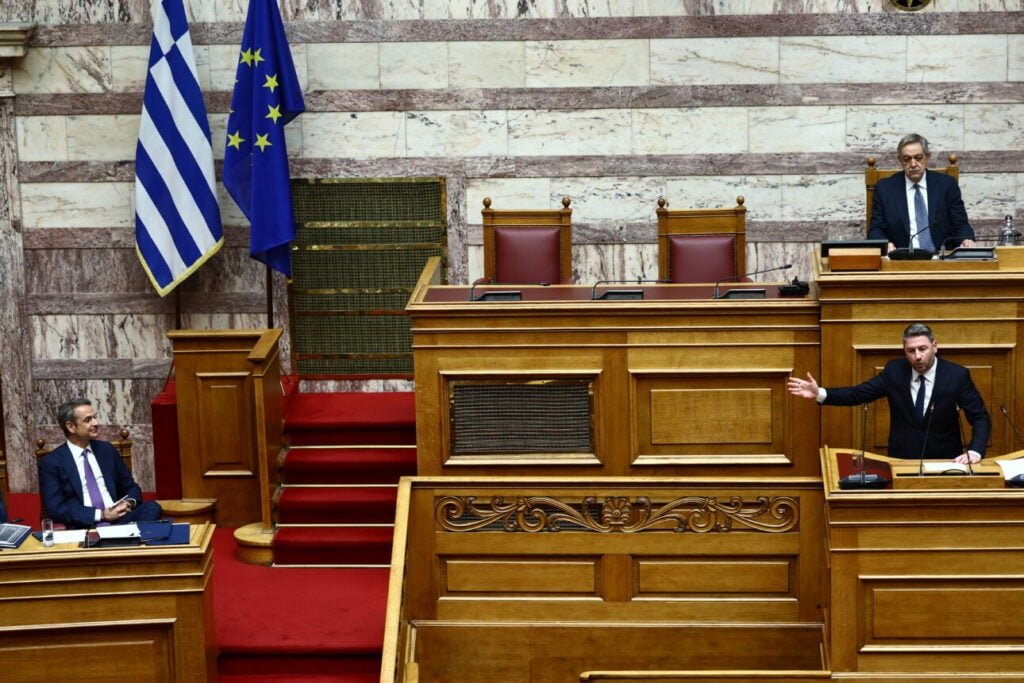 Στη Βουλή ο Μητσοτάκης – απαντά στον Ανδρουλάκη για την ακρίβεια και το κόστος ζωής