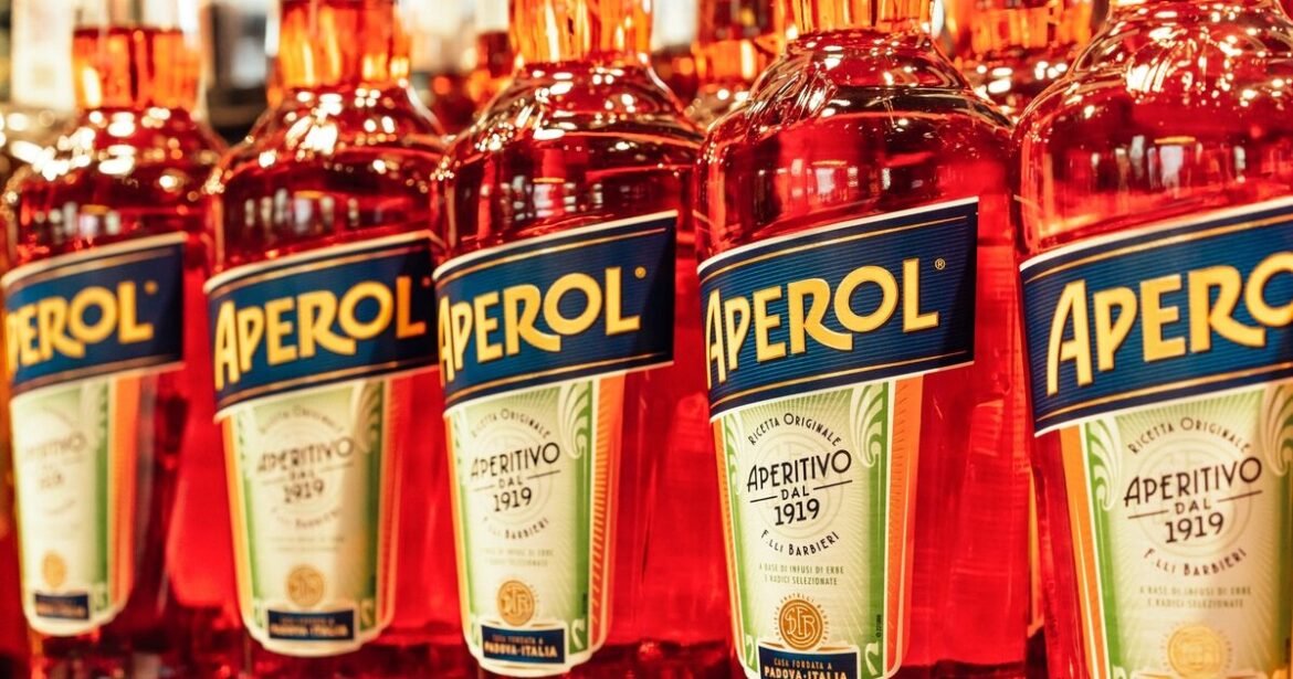 Η Campari θωρακίζει το Aperol απέναντι στις απομιμήσεις – Εντείνεται ο ανταγωνισμός στην αγορά των spritz
