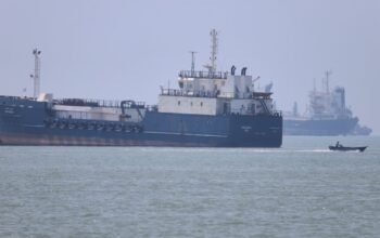 Νέος «κλεφτοπόλεμος» στα Στενά του Ορμούζ: ΗΠΑ – Ιράν ανταλλάσσουν χτυπήματα και απειλούν με κλιμάκωση