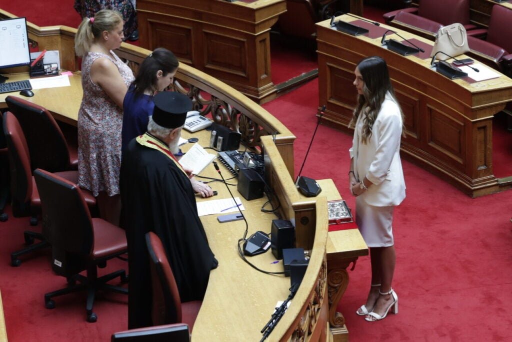 Ντόμινο παραιτήσεων στον ΣΥΡΙΖΑ: Η Μυρτώ Κοροβέση ορκίστηκε βουλευτής Ανατολικής Αττικής