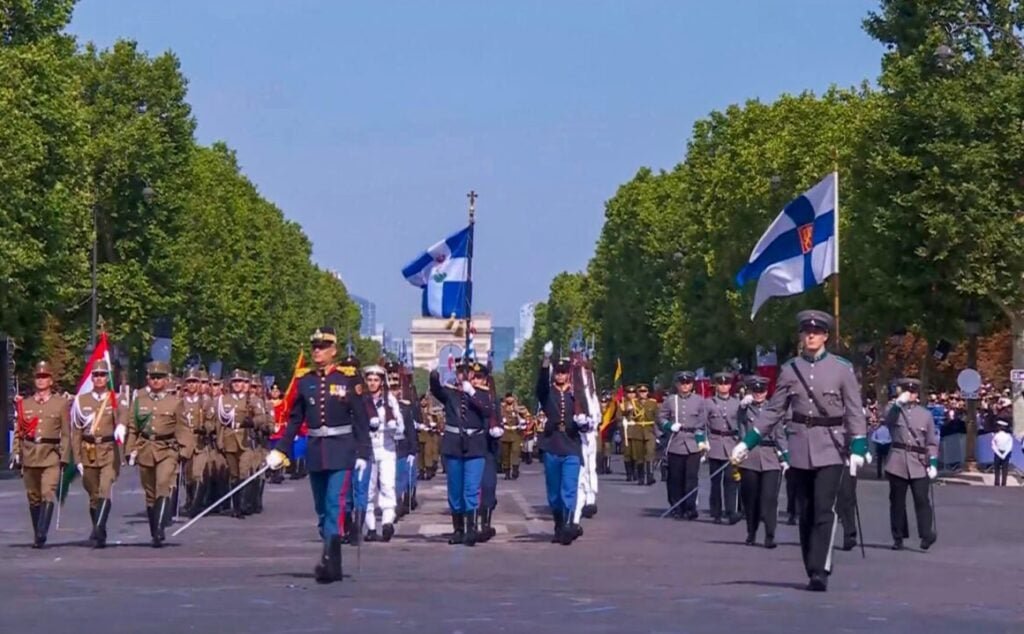 Δένδιας: Η παρέλαση των Ενόπλων Δυνάμεων στην Αψίδα του Θριάμβου σύμβολο της διαχρονικής μας συμβολής στην κοινή ευρωπαϊκή ασφάλεια