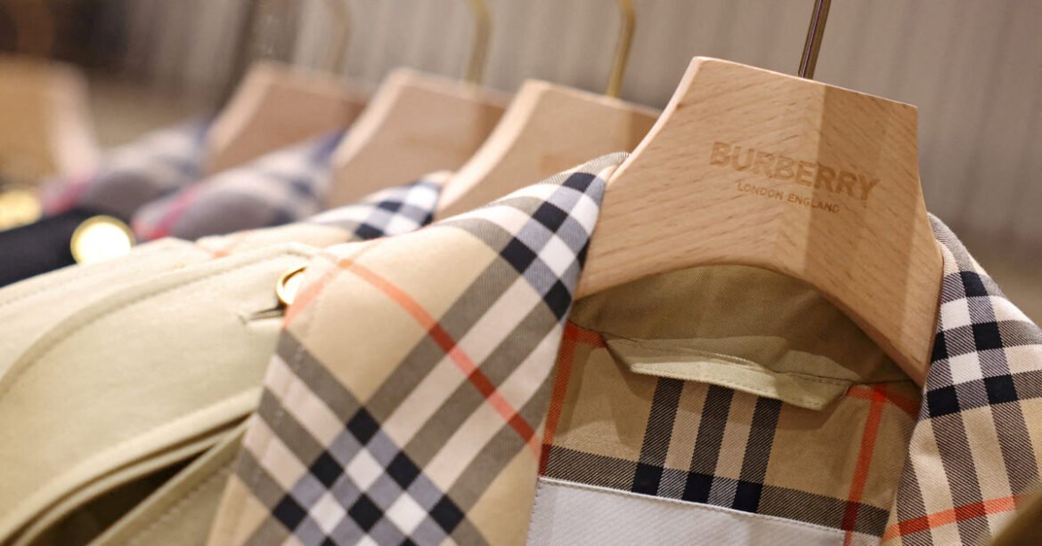 Burberry: Ο πόλεμος με το Ιράν πλήττει τον τουρισμό και τις πωλήσεις στην Ευρώπη