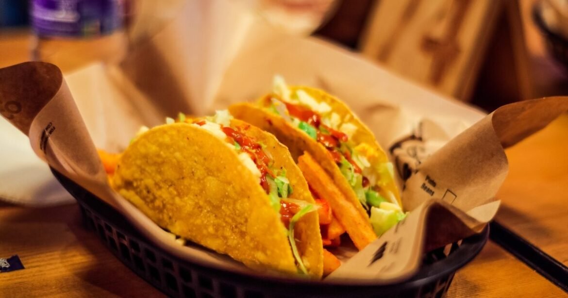 Υγειονομική «βόμβα» το μαρούλι στα Taco Bell: Χιλιάδες Αμερικανοί κόλλησαν το παράσιτο της «εκρηκτικής διάρροιας»