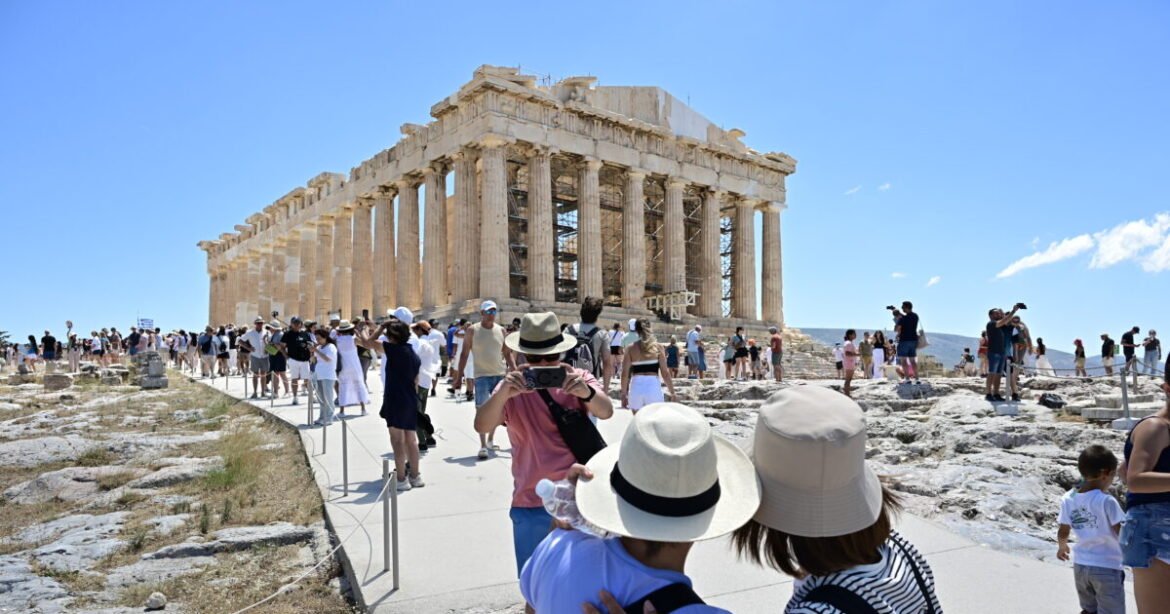 Άλμα 25,8% στις τουριστικές εισπράξεις στο πεντάμηνο – Τα μηνύματα της αγοράς