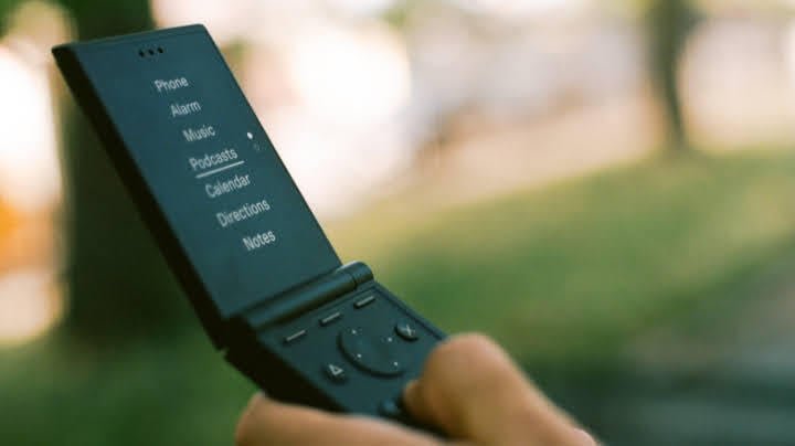 Light Flip: Το μινιμαλιστικό flip phone που υπόσχεται να βάλει τέλος στο doomscrolling