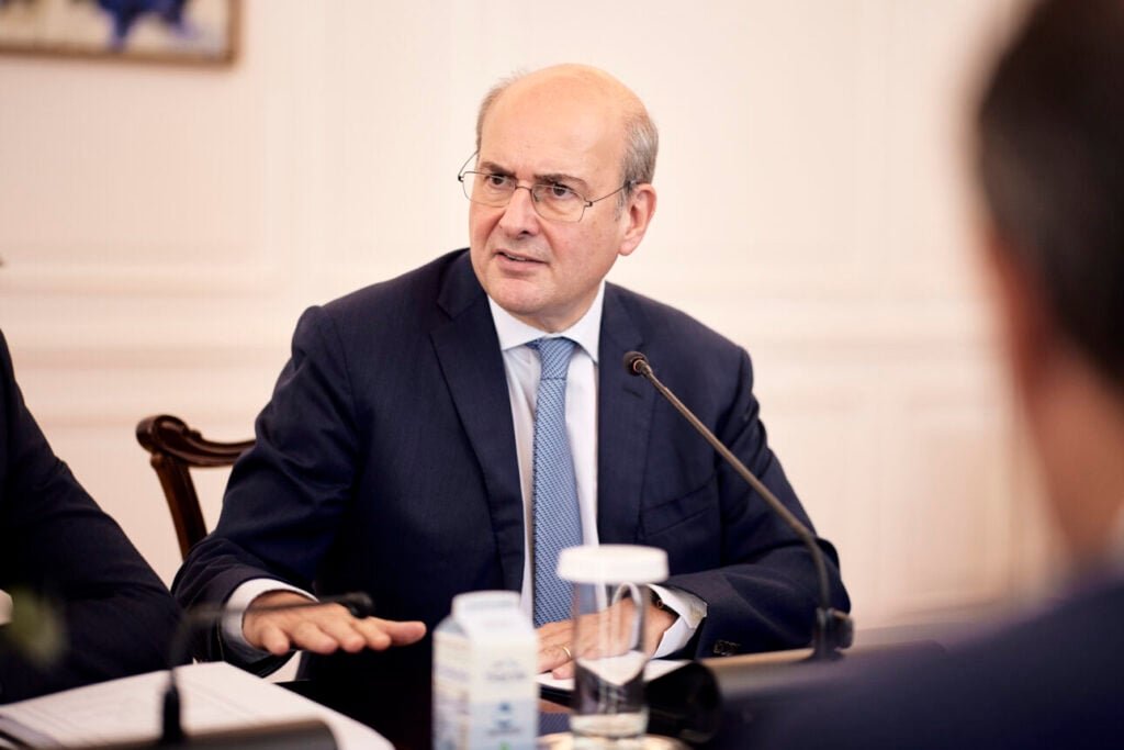 Χατζηδάκης: Η Δημοκρατία κινδυνεύει (και) από αυτούς του την ευτελίζουν