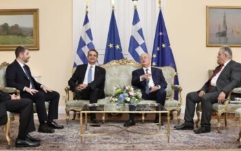 Δεξίωση για τα 52 χρόνια της Δημοκρατίας: Η βροχή, οι παρουσίες, οι απουσίες και το μήνυμα του Προέδρου